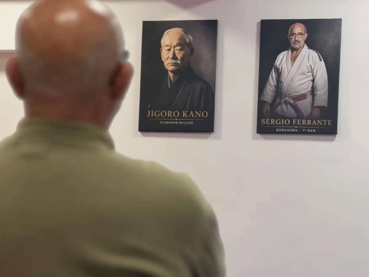 Ambiente real do dojô com imagens de Jigoro Kano e Sérgio Ferrante, representando a tradição do projeto